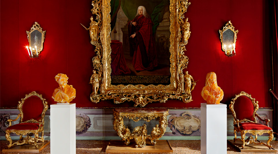 베네치아 박물관에 전시된 베리엑스볼(Barry X Ball)의 조각 작품 © Exhibition view from Portraits and Masterpieces at Ca’ Rezzonico in conjunction with the 54th International Art Exhibition - La Biennale di Venezia, 2011. Photography by Francesco Allegretto. Courtesy of Barry X Ball Studio, Inc. 베네치아 박물관에 전시된 베리엑스볼(Barry X Ball)의 조각 작품 © Exhibition view from Portraits and Masterpieces at Ca’ Rezzonico in conjunction with the 54th International Art Exhibition - La Biennale di Venezia, 2011. Photography by Francesco Allegretto. Courtesy of Barry X Ball Studio, Inc.