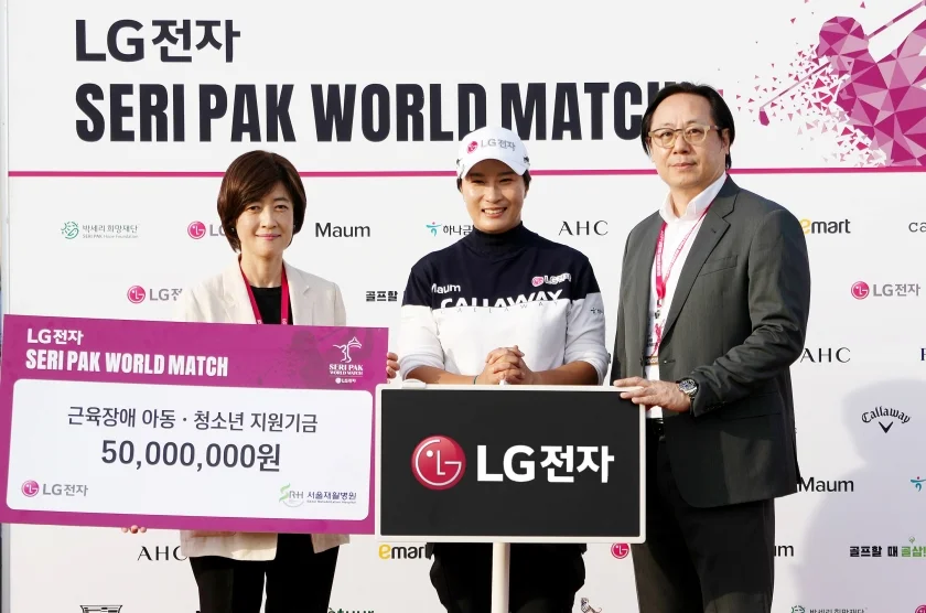 LG전자 박세리 월드매치 골프대회_01~02: LG전자가 26일 인천 베어즈베스트 청라 골프클럽에서 열린 ‘LG전자 박세리 월드매치 골프대회’에 메인 스폰서로 참가했다. 이 대회는 거동이 불편한 장애 아동과 골프 꿈나무 등을 지원하기 위해 마련된 자선행사다. LG전자 장진혁 한국마케팅커뮤니케이션그룹장(전무, 오른쪽 첫 번째)과 박세리 이사장(오른쪽에서 두 번째)이 이지선 서울재활병원장에게 기부금을 전달하고 있다.