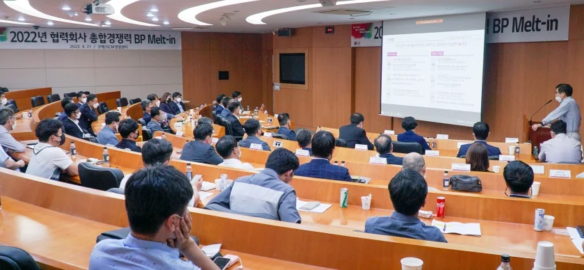 LG전자가 경남 창원시 LG스마트파크에서 협력사 25곳 대표와 왕철민 구매/SCM경영센터장(전무) 등이 참석한 가운데 협력사의 ‘생산성 개선 우수사례’를 공유하고 있다. LG전자가 경남 창원시 LG스마트파크에서 협력사 25곳 대표와 왕철민 구매/SCM경영센터장(전무) 등이 참석한 가운데 협력사의 ‘생산성 개선 우수사례’를 공유하고 있다.