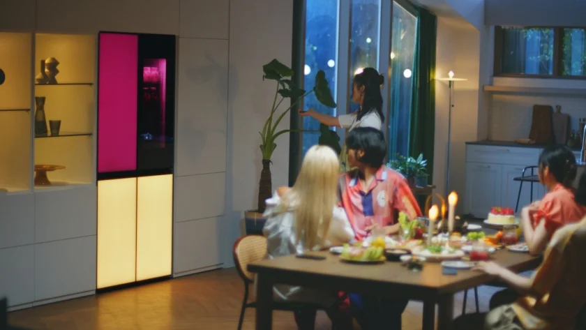 LG전자가 LG 씽큐(LG ThinQ) 앱에서 냉장고 색상을 변경해 분위기까지 업그레이드할 수 있는 신제품 ‘LG 디오스 오브제컬렉션 무드업’을 공개했다. LG전자가 LG 씽큐(LG ThinQ) 앱에서 냉장고 색상을 변경해 분위기까지 업그레이드할 수 있는 신제품 ‘LG 디오스 오브제컬렉션 무드업’을 공개했다.