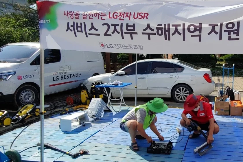 LG전자가 태풍 힌남노로 인해 피해가 발생한 지역을 찾아 피해복구 지원에 나섰다. LG전자 서비스 매니저가 포항시 창포동에 마련한 임시서비스 거점에서 침수된 가전을 수리하고 있다
