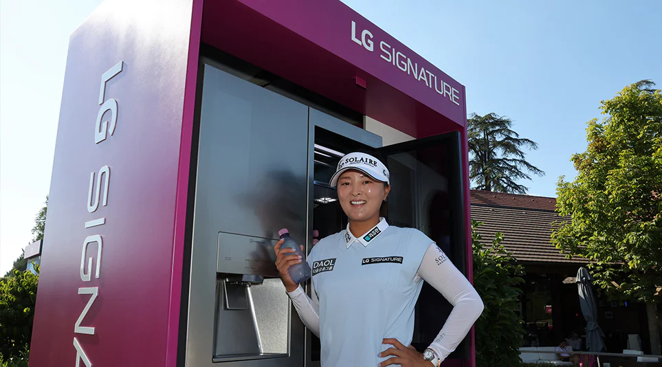 LG 시그니처 냉장고 앞에서 포즈를 취하는 고진영 프로