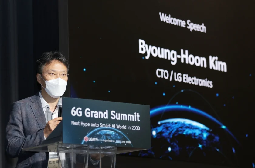 LG전자가 글로벌 산/학/연 6G 전문가를 한자리에 모아 다가오는 6G 시대 주도권 선점에 박차를 가한다. 23일 서울 강서구 마곡동에 위치한 LG사이언스파크에서 한국과학기술원(KAIST), 한국표준과학원(KRISS)과 공동으로 ‘6G 그랜드 서밋(6G Grand Summit)’을 개최, 6G 기술 현황을 공유하고 방향성을 논의했다. 이날 환영사에서 LG전자 CTO 김병훈 부사장은 “6G는 모빌리티, 메타버스, 산업 IoT 등 LG전자 미래사업을 위한 핵심 기술”이라며 “이번 행사를 비롯, 국내외 6G 연구개발 주체들과 지속 교류해 LG전자는 물론, 대한민국이 6G 기술 연구개발의 구심점이 될 수 있도록 노력할 것”이라고 강조했다. LG전자가 글로벌 산/학/연 6G 전문가를 한자리에 모아 다가오는 6G 시대 주도권 선점에 박차를 가한다. 23일 서울 강서구 마곡동에 위치한 LG사이언스파크에서 한국과학기술원(KAIST), 한국표준과학원(KRISS)과 공동으로 ‘6G 그랜드 서밋(6G Grand Summit)’을 개최, 6G 기술 현황을 공유하고 방향성을 논의했다. 이날 환영사에서 LG전자 CTO 김병훈 부사장은 “6G는 모빌리티, 메타버스, 산업 IoT 등 LG전자 미래사업을 위한 핵심 기술”이라며 “이번 행사를 비롯, 국내외 6G 연구개발 주체들과 지속 교류해 LG전자는 물론, 대한민국이 6G 기술 연구개발의 구심점이 될 수 있도록 노력할 것”이라고 강조했다.