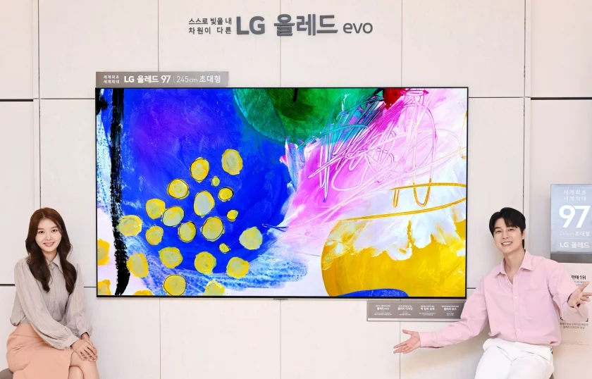 LG전자가 오늘부터 세계 최대 97형(화면 대각선 약 245센티미터) 올레드 TV 예약 판매를 시작으로 오는 21일 한국에 정식 출시한다. LG전자 모델들이 서울 강남구에 위치한 LG베스트샵 강남본점에 진열된 97형 올레드 에보 갤러리에디션을 소개하고 있다.
