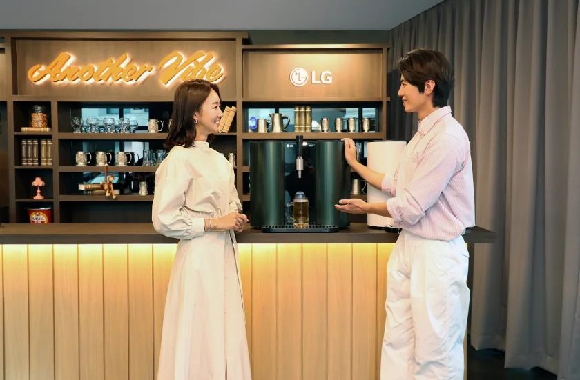 LG전자가 차별화된 고객 경험을 선사하는 신개념 가전체험공간 ‘어나더바이브(Another Vibe)’를 열고 서울시와 함께 로컬상권 활성화에 나선다. 모델이 서울시 서초구에 위치한 어나더바이브 양재천길에서 프리미엄 수제맥주제조기 'LG 홈브루 오브제컬렉션'을 체험하고 있다. LG전자가 차별화된 고객 경험을 선사하는 신개념 가전체험공간 ‘어나더바이브(Another Vibe)’를 열고 서울시와 함께 로컬상권 활성화에 나선다. 모델이 서울시 서초구에 위치한 어나더바이브 양재천길에서 프리미엄 수제맥주제조기 'LG 홈브루 오브제컬렉션'을 체험하고 있다.