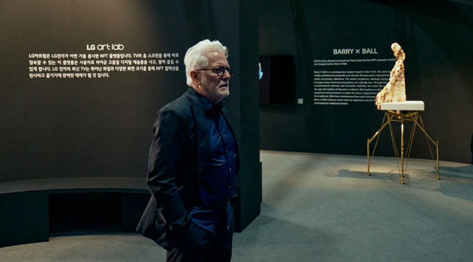 ‘프리즈 서울’에서 자신의 NFT 작품을 바라보고 있는 배리엑스볼(Barry X Ball) ‘프리즈 서울’에서 자신의 NFT 작품을 바라보고 있는 배리엑스볼(Barry X Ball)