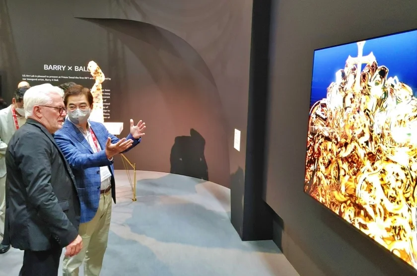 LG전자가 압도적 화질의 올레드 TV를 통해 예술 분야와 협업을 확대하는 올레드 아트(OLED Art) 프로젝트를 적극 확대하고 있다. 서울 코엑스에서 열린 세계 3대 아트페어 중 하나인 프리즈에서 박형세 HE사업본부장과 배리엑스볼(Barry x Ball) 작가가 올레드 TV로 구현한 NFT 작품을 살펴보고 있다. 사진 왼쪽부터 배리엑스볼 작가, 박형세 HE사업본부장.