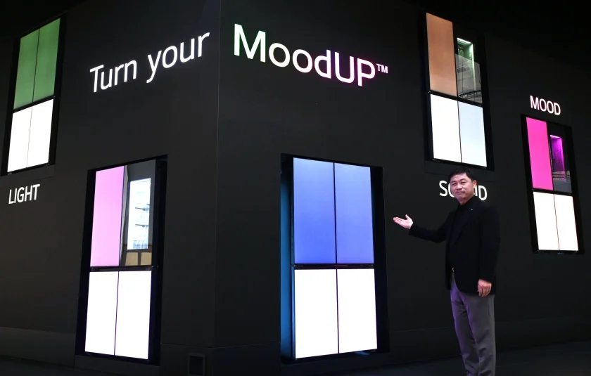 LG전자가 스마트홈 플랫폼 LG 씽큐(LG ThinQ) 앱에서 냉장고 색상을 변경해 분위기까지 업그레이드할 수 있는 신제품 ‘LG 디오스 오브제컬렉션 무드업’을 공개했다. LG전자 H&A사업본부장 류재철 부사장이 'LG 디오스 오브제컬렉션 무드업'을 소개하고 있다. LG전자가 스마트홈 플랫폼 LG 씽큐(LG ThinQ) 앱에서 냉장고 색상을 변경해 분위기까지 업그레이드할 수 있는 신제품 ‘LG 디오스 오브제컬렉션 무드업’을 공개했다. LG전자 H&A사업본부장 류재철 부사장이 'LG 디오스 오브제컬렉션 무드업'을 소개하고 있다.