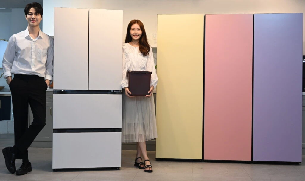 LG전자가 다양한 라인업으로 주방 공간 인테리어를 완성하는 ‘LG 디오스 오브제컬렉션 김치냉장고’ 신제품을 19일부터 순차 출시한다. 모델이 402L 용량 스탠드식 신제품(사진 왼쪽)과 1도어 냉장・냉동・김치 전용 'LG 컨버터블 패키지 오브제컬렉션' 신제품을 소개하고 있다. LG전자가 다양한 라인업으로 주방 공간 인테리어를 완성하는 ‘LG 디오스 오브제컬렉션 김치냉장고’ 신제품을 19일부터 순차 출시한다. 모델이 402L 용량 스탠드식 신제품(사진 왼쪽)과 1도어 냉장・냉동・김치 전용 'LG 컨버터블 패키지 오브제컬렉션' 신제품을 소개하고 있다.