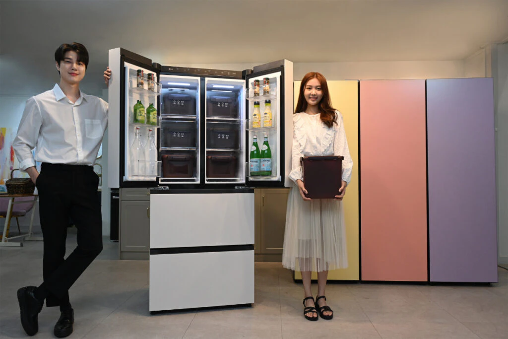LG전자가 다양한 라인업으로 주방 공간 인테리어를 완성하는 ‘LG 디오스 오브제컬렉션 김치냉장고’ 신제품을 19일부터 순차 출시한다. 모델이 402L 용량 스탠드식 신제품(사진 왼쪽)과 1도어 냉장・냉동・김치 전용 'LG 컨버터블 패키지 오브제컬렉션' 신제품을 소개하고 있다. LG전자가 다양한 라인업으로 주방 공간 인테리어를 완성하는 ‘LG 디오스 오브제컬렉션 김치냉장고’ 신제품을 19일부터 순차 출시한다. 모델이 402L 용량 스탠드식 신제품(사진 왼쪽)과 1도어 냉장・냉동・김치 전용 'LG 컨버터블 패키지 오브제컬렉션' 신제품을 소개하고 있다.