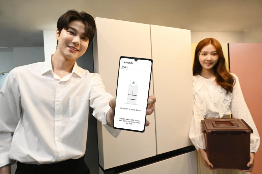 LG전자가 다양한 라인업으로 주방 공간 인테리어를 완성하는 ‘LG 디오스 오브제컬렉션 김치냉장고’ 신제품을 19일부터 순차 출시한다. 모델이 LG 씽큐(LG ThinQ) 앱의 ‘UP가전 센터’를 통해 새로운 기능을 업그레이드로 추가하고 있다. LG전자가 다양한 라인업으로 주방 공간 인테리어를 완성하는 ‘LG 디오스 오브제컬렉션 김치냉장고’ 신제품을 19일부터 순차 출시한다. 모델이 LG 씽큐(LG ThinQ) 앱의 ‘UP가전 센터’를 통해 새로운 기능을 업그레이드로 추가하고 있다.