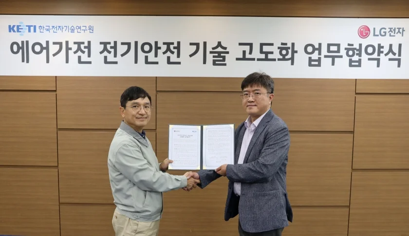 LG전자가 한국전자기술연구원과 함께 안전에 대한 차별화된 고객경험을 제공하기 위해 12일 경남 창원시 LG스마트파크에서 가전제품 화재를 방지하는 기술을 공동으로 검증, 표준화하는 업무협약을 맺었다. 사진 왼쪽부터 진심원 LG전자 에어솔루션연구소장, 이상범 한국전자기술연구원 광주지역본부장. LG전자가 한국전자기술연구원과 함께 안전에 대한 차별화된 고객경험을 제공하기 위해 12일 경남 창원시 LG스마트파크에서 가전제품 화재를 방지하는 기술을 공동으로 검증, 표준화하는 업무협약을 맺었다. 사진 왼쪽부터 진심원 LG전자 에어솔루션연구소장, 이상범 한국전자기술연구원 광주지역본부장.