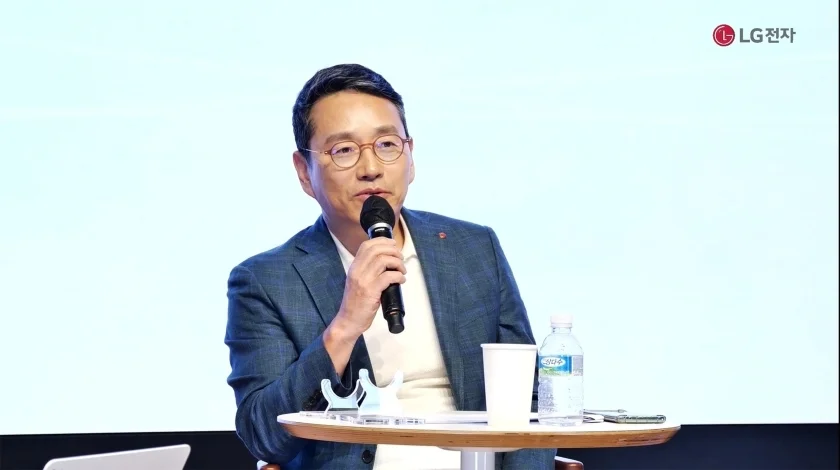 LG전자 조주완 사장이 <고객에게 사랑받는 브랜드가 되기 위하여>라는 주제로 진행한 ‘CEO F.U.N Talk’에서 구성원들의 질문에 답하고 있다. LG전자 조주완 사장이 <고객에게 사랑받는 브랜드가 되기 위하여>라는 주제로 진행한 ‘CEO F.U.N Talk’에서 구성원들의 질문에 답하고 있다.