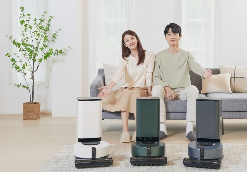 LG전자가 먼지통을 자동으로 비우고 UVC(자외선) LED로 먼지 표면의 세균 증식을 억제하는 신개념 청소기거치대 ‘올인원타워’를 결합한 프리미엄 로봇청소기 ‘코드제로 오브제컬렉션 R9’ 신제품을 10월 중 출시한다. 사진 왼쪽부터 카밍 베이지, 카밍 그린, 아이언그레이 색상의 신제품.