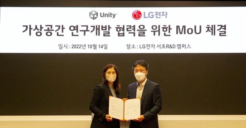 LG전자가 실시간 3D 콘텐츠 제작 및 운영 플랫폼을 제공하는 ‘유니티(Unity)’와 손잡고 가상공간에서도 고객 ‘FㆍUㆍN’ 경험 제공에 박차를 가한다. 양사는 지난 14일 양재동에 위치한 LG전자 서초R&D캠퍼스에서 「디지털 휴먼(Digital Human) 및 메타 홈(Meta Home)」 기술 개발을 위한 업무협약을 체결했다. 사진 왼쪽부터 유니티 코리아 김인숙 대표와 LG전자 CTO 김병훈 부사장.