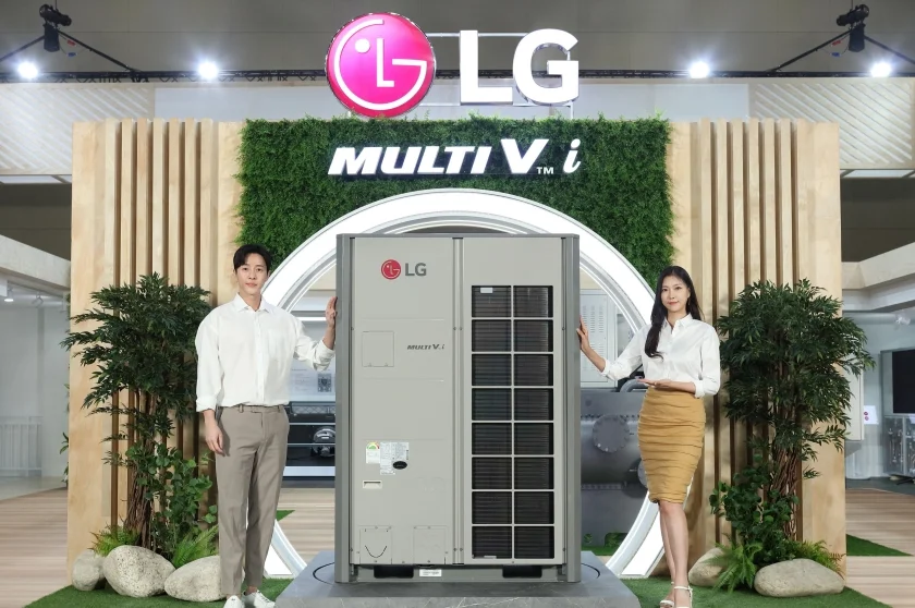 LG전자가 18일부터 21일까지 일산 킨텍스에서 열리는 한국국제냉난방공조전 '하프코 2022'에서 차별화된 고객경험을 제공하는 다양한 공간 맞춤형 공조솔루션을 선보인다. 모델이 고성능 AI엔진을 탑재한 휘센 상업용 시스템에어컨 '멀티브이 아이(MultiV i)'를 소개하고 있다. 