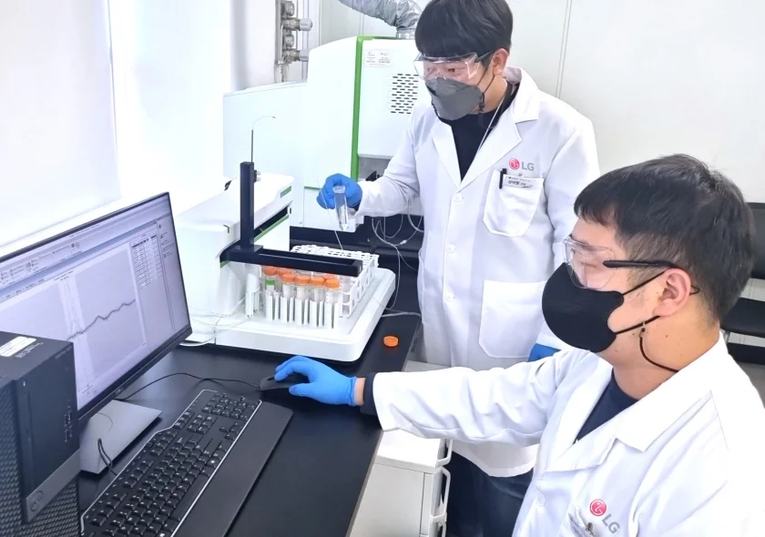 LG전자가 美 환경자원협회(ERA, Environmental Resource Associate) 주관의 대기분야 국제숙련도 평가에서 ‘최우수기관(Laboratory of Excellence)’으로 선정됐다. LG전자 연구원이 경기도 평택시 LG디지털파크 내 환경시험실에서 대기오염물질 분석을 실시하고 있다.