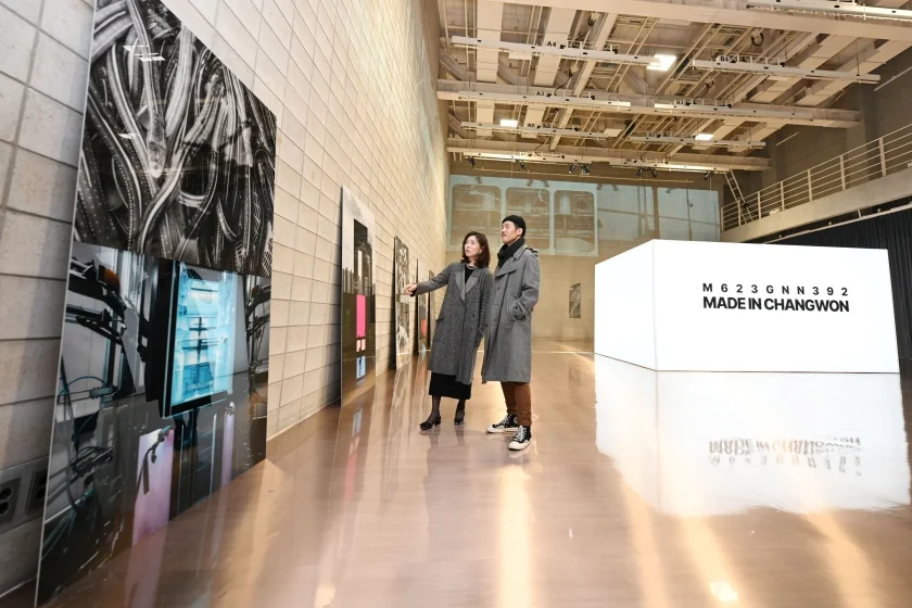  LG전자가 혁신적인 냉장고 신제품 ‘LG 디오스 오브제컬렉션 무드업(MoodUP)’ 출시를 기념해 서울 강남구 모스스튜디오에서 27일부터 3일간 사진전 ‘Made in Changwon: M623GNN392’를 진행한다. LG전자는 혁신 노하우가 집약된 무드업 냉장고, 무드업 냉장고를 생산하는 곳이자 올해 3월 국내 가전업계 최초로 세계경제포럼의 ‘등대공장’으로 선정된 경남 창원 LG스마트파크, 창원의 모습 등을 사진에 담아 전시한다. 관람객들이 사진을 살펴보고 있다. 