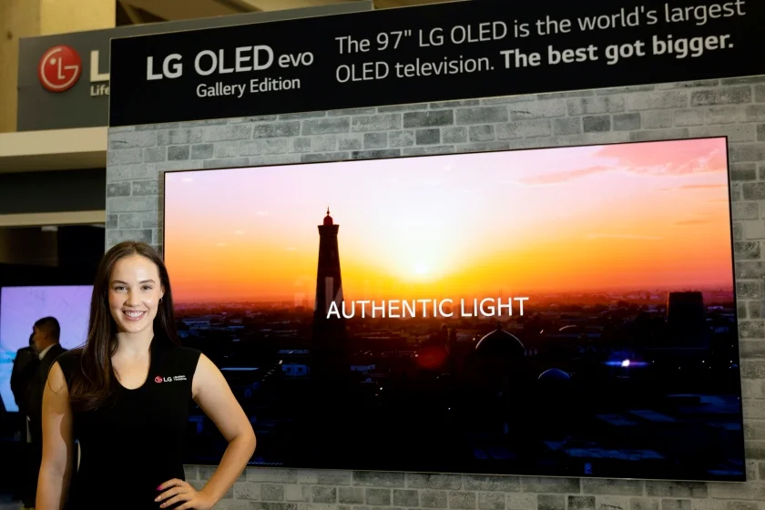 LG전자가 미국 댈러스에서 열린 영상가전 전시회 CEDIA 2022에 참가해 혁신 TV 신제품을 대거 소개했다. LG전자 모델이 최근 북미 시장에 출시된 97형 올레드 TV를 소개하고 있다. LG전자가 미국 댈러스에서 열린 영상가전 전시회 CEDIA 2022에 참가해 혁신 TV 신제품을 대거 소개했다. LG전자 모델이 최근 북미 시장에 출시된 97형 올레드 TV를 소개하고 있다.