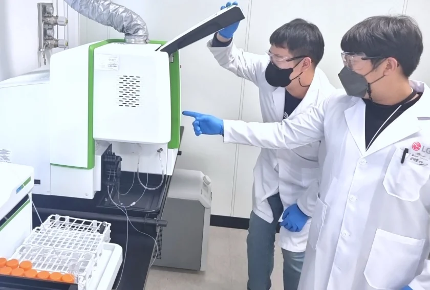 LG전자가 美 환경자원협회(ERA, Environmental Resource Associate) 주관의 대기분야 국제숙련도 평가에서 ‘최우수기관(Laboratory of Excellence)’으로 선정됐다. LG전자 연구원이 경기도 평택시 LG디지털파크 내 환경시험실에서 대기오염물질 분석을 실시하고 있다.