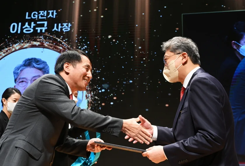 LG전자 이상규 한국영업본부장(사장, 오른쪽)이 5일 서울 삼성동 코엑스에서 열린 '제17회 전자 IT의 날' 기념식에서 장영진 산업통상자원부 제1차관으로부터 금탑산업훈장을 수상하고 있다. LG전자 이상규 한국영업본부장(사장, 오른쪽)이 5일 서울 삼성동 코엑스에서 열린 '제17회 전자 IT의 날' 기념식에서 장영진 산업통상자원부 제1차관으로부터 금탑산업훈장을 수상하고 있다.