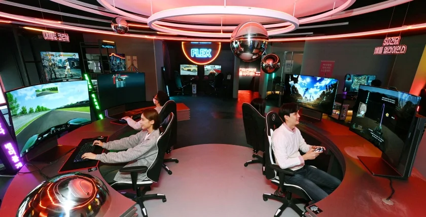 LG전자가 벤더블 게이밍 올레드 TV ‘LG 올레드 플렉스(FLEX)’ 본격 출시를 앞두고 F·U·N한 고객 경험 전달을 위한 금성오락실 시즌3을 운영한다. 사진은 모델들이 시청환경에 맞춰 자유롭게 화면을 구부렸다 펼 수 있는 LG 올레드 플렉스로 게임을 즐기고 있는 모습. 