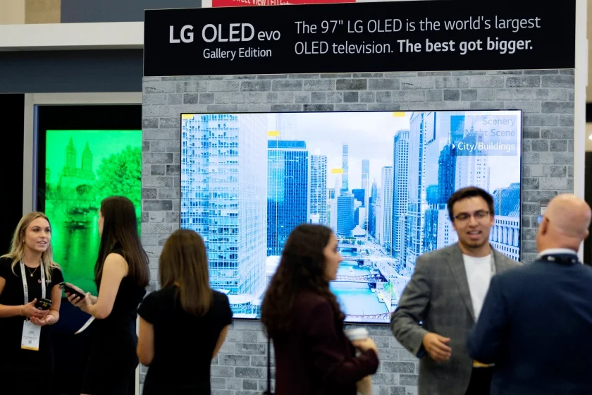 LG전자가 미국 댈러스에서 열린 영상가전 전시회 CEDIA 2022에 참가해 혁신 TV 신제품을 대거 소개했다. 관람객들이 최근 북미 시장에 출시된 97형 올레드 TV를 살펴보고 있다. LG전자가 미국 댈러스에서 열린 영상가전 전시회 CEDIA 2022에 참가해 혁신 TV 신제품을 대거 소개했다. 관람객들이 최근 북미 시장에 출시된 97형 올레드 TV를 살펴보고 있다.
