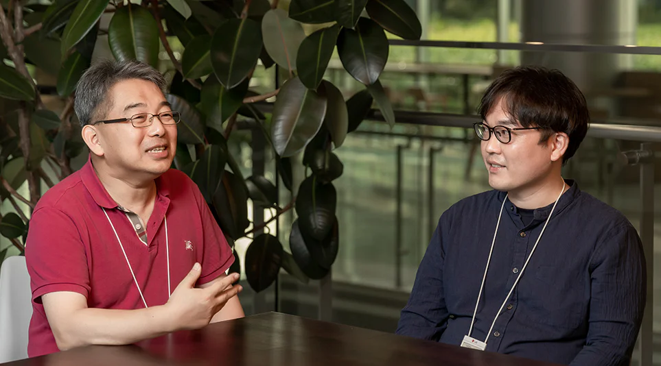 (왼쪽부터) SIC센터의 향후 목표에 대해 이야기하는 장운석 위원, 이진종 책임 (왼쪽부터) SIC센터의 향후 목표에 대해 이야기하는 장운석 위원, 이진종 책임