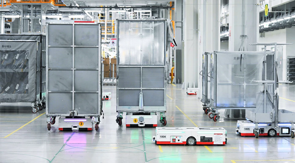 가전제품 생산에 필요한 부품을 운반하는 AGV(Automated Guided Vehicle)