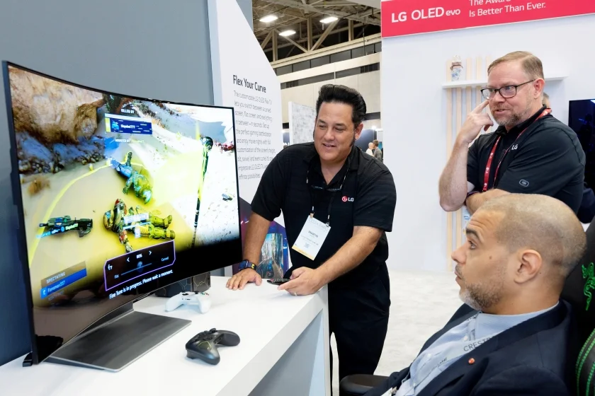 LG전자가 미국 댈러스에서 열린 영상가전 전시회 CEDIA 2022에 참가해 혁신 TV 신제품을 대거 소개했다. 관람객들이 이달 출시를 앞둔 벤더블 올레드 TV LG 올레드 플렉스를 체험해보고 있다. LG전자가 미국 댈러스에서 열린 영상가전 전시회 CEDIA 2022에 참가해 혁신 TV 신제품을 대거 소개했다. 관람객들이 이달 출시를 앞둔 벤더블 올레드 TV LG 올레드 플렉스를 체험해보고 있다.