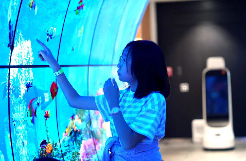  LG전자가 미국에 ‘LG 과학관(LG Exploratorium)’을 열고, 미래 주인공인 어린이들의 꿈과 희망을 응원한다. LG전자는 현지시간 25일 미국 뉴저지주(州) 잉글우드 클리프에 위치한 북미법인 신사옥에서 ‘LG 과학관’ 오픈 행사를 열었다.  LG 과학관을 방문한 어린이들이 대화형 디지털 사이니지, 전기차 구동 시뮬레이터 등을 체험하고 있다.    