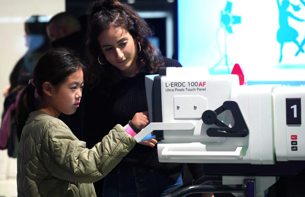  LG전자가 미국에 ‘LG 과학관(LG Exploratorium)’을 열고, 미래 주인공인 어린이들의 꿈과 희망을 응원한다. LG전자는 현지시간 25일 미국 뉴저지주(州) 잉글우드 클리프에 위치한 북미법인 신사옥에서 ‘LG 과학관’ 오픈 행사를 열었다.  LG 과학관을 방문한 어린이들이 대화형 디지털 사이니지, 전기차 구동 시뮬레이터 등을 체험하고 있다.    
