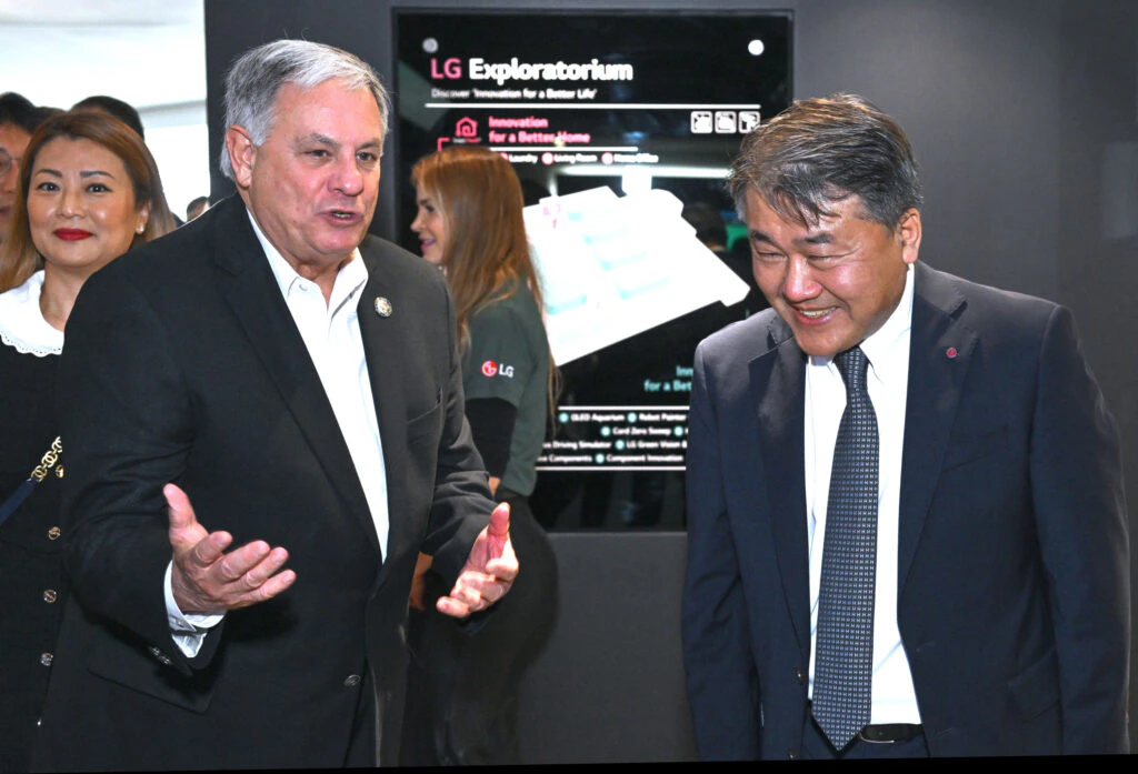 LG전자가 미국에 ‘LG 과학관(LG Exploratorium)’을 열고, 미래 주인공인 어린이들의 꿈과 희망을 응원한다. LG전자는 현지시간 25일 미국 뉴저지주(州) 잉글우드 클리프에 위치한 북미법인 신사옥에서 ‘LG 과학관’ 오픈 행사를 열었다.  행사에 참석한 짐 테데스코 버겐 카운티장과 LG전자 북미지역대표 윤태봉 부사장이 이야기를 나누고 있다.