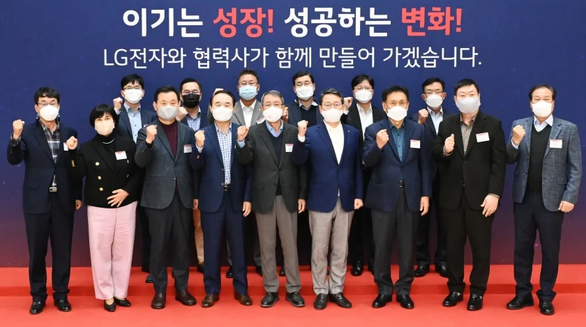 22일 경기도 평택에 위치한 LG전자 러닝센터에서 열린 ‘2022년 LG전자 협력회 워크숍’에서 조주완 사장(앞줄 왼쪽에서 여섯 번째) 등 LG전자 경영진과 주요 협력사 대표들이 기념촬영을 하고 있다. 22일 경기도 평택에 위치한 LG전자 러닝센터에서 열린 ‘2022년 LG전자 협력회 워크숍’에서 조주완 사장(앞줄 왼쪽에서 여섯 번째) 등 LG전자 경영진과 주요 협력사 대표들이 기념촬영을 하고 있다.