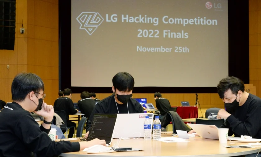 LG전자가 사이버보안의 중요성 인식 제고는 물론 SW 개발자들의 역량 향상, 우수 인재 발굴을 위해 최근 서울 양재동 소재 서초R&D캠퍼스에서 ‘LG 해킹대회 2022’를 열었다. LG전자는 참가자들이 해킹대회를 통해 배우고 경험한 것을 기반으로 현업에서 제품, 서비스, 내부 시스템 등을 사이버공격으로부터 보다 안전하게 보호하는 방안을 구축할 것으로 기대한다. 이를 통해 가전·TV·전장·B2B·신사업 등 전 영역의 글로벌 경쟁력을 한층 더 강화하고, 이는 궁극적으로 고객이 경험하는 제품과 서비스에도 긍정적인 영향을 준다. LG전자가 사이버보안의 중요성 인식 제고는 물론 SW 개발자들의 역량 향상, 우수 인재 발굴을 위해 최근 서울 양재동 소재 서초R&D캠퍼스에서 ‘LG 해킹대회 2022’를 열었다. LG전자는 참가자들이 해킹대회를 통해 배우고 경험한 것을 기반으로 현업에서 제품, 서비스, 내부 시스템 등을 사이버공격으로부터 보다 안전하게 보호하는 방안을 구축할 것으로 기대한다. 이를 통해 가전·TV·전장·B2B·신사업 등 전 영역의 글로벌 경쟁력을 한층 더 강화하고, 이는 궁극적으로 고객이 경험하는 제품과 서비스에도 긍정적인 영향을 준다.