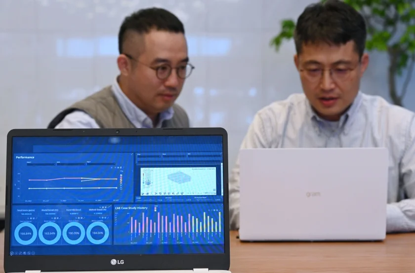 LG전자가 디지털 전환(DX)을 자동차 부품 개발과정에 도입해 제품 품질을 향상시키고 전장사업 성장을 가속화한다. LG전자 연구원들이 시뮬레이션 전문 기업 ‘알테어(Altair)’와 함께 개발한 AI 검증 플랫폼을 자동차 부품 개발과정에 활용하고 있다. LG전자가 디지털 전환(DX)을 자동차 부품 개발과정에 도입해 제품 품질을 향상시키고 전장사업 성장을 가속화한다. LG전자 연구원들이 시뮬레이션 전문 기업 ‘알테어(Altair)’와 함께 개발한 AI 검증 플랫폼을 자동차 부품 개발과정에 활용하고 있다.
