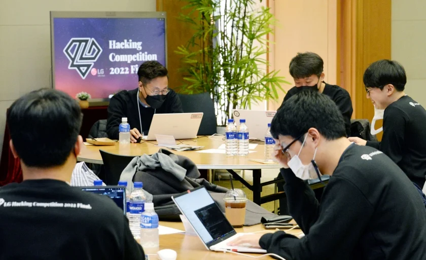 LG전자가 사이버보안의 중요성 인식 제고는 물론 SW 개발자들의 역량 향상, 우수 인재 발굴을 위해 최근 서울 양재동 소재 서초R&D캠퍼스에서 ‘LG 해킹대회 2022’를 열었다. LG전자는 참가자들이 해킹대회를 통해 배우고 경험한 것을 기반으로 현업에서 제품, 서비스, 내부 시스템 등을 사이버공격으로부터 보다 안전하게 보호하는 방안을 구축할 것으로 기대한다. 이를 통해 가전·TV·전장·B2B·신사업 등 전 영역의 글로벌 경쟁력을 한층 더 강화하고, 이는 궁극적으로 고객이 경험하는 제품과 서비스에도 긍정적인 영향을 준다. LG전자가 사이버보안의 중요성 인식 제고는 물론 SW 개발자들의 역량 향상, 우수 인재 발굴을 위해 최근 서울 양재동 소재 서초R&D캠퍼스에서 ‘LG 해킹대회 2022’를 열었다. LG전자는 참가자들이 해킹대회를 통해 배우고 경험한 것을 기반으로 현업에서 제품, 서비스, 내부 시스템 등을 사이버공격으로부터 보다 안전하게 보호하는 방안을 구축할 것으로 기대한다. 이를 통해 가전·TV·전장·B2B·신사업 등 전 영역의 글로벌 경쟁력을 한층 더 강화하고, 이는 궁극적으로 고객이 경험하는 제품과 서비스에도 긍정적인 영향을 준다.