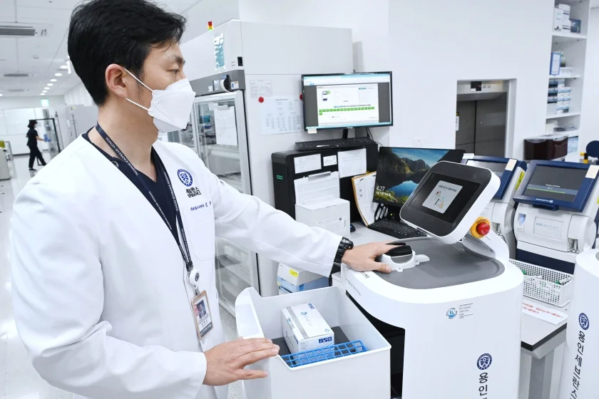 LG전자는 최근 용인세브란스병원에 클로이 서브봇과 가이드봇을 공급하며 의료 환경에 최적화된 맞춤형 의료 로봇 서비스를 선보이고 있다. 이번에 도입한 LG 클로이 서브봇(서랍형)은 병원정보시스템과 로봇관제시스템을 연동해 병원 관계자를 식별하고 맞춤형 서비스를 제공한다. 용인세브란스병원 소속 의료진이 생체인증(지정맥)을 통해 의약품을 수령하고 있다. LG전자는 최근 용인세브란스병원에 클로이 서브봇과 가이드봇을 공급하며 의료 환경에 최적화된 맞춤형 의료 로봇 서비스를 선보이고 있다. 이번에 도입한 LG 클로이 서브봇(서랍형)은 병원정보시스템과 로봇관제시스템을 연동해 병원 관계자를 식별하고 맞춤형 서비스를 제공한다. 용인세브란스병원 소속 의료진이 생체인증(지정맥)을 통해 의약품을 수령하고 있다.
