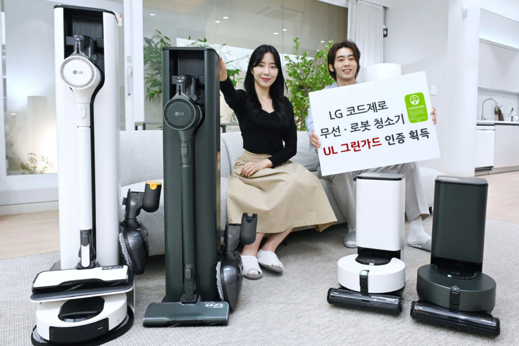 [사진1~2] LG 코드제로 무선청소기와 로봇청소기가 글로벌 청소기 업계 최초로 실내공기질의 안전성을 평가하는 ‘UL 그린가드 골드(GREENGUARD GOLD)’ 인증을 받았다. 모델들이 LG전자 프리미엄 무선청소기 코드제로 오브제컬렉션 A9S(왼쪽)와 인공지능 로봇청소기 코드제로 오브제컬렉션 R9을 소개하고 있다.

[사진3] LG 코드제로 무선청소기와 로봇청소기가 글로벌 청소기 업계 최초로 실내공기질의 안전성을 평가하는 ‘UL 그린가드 골드(GREENGUARD GOLD)’ 인증을 받았다. LG전자 프리미엄 무선청소기 코드제로 오브제컬렉션 A9S(왼쪽)와 인공지능 로봇청소기 코드제로 오브제컬렉션 R9 제품 사진.