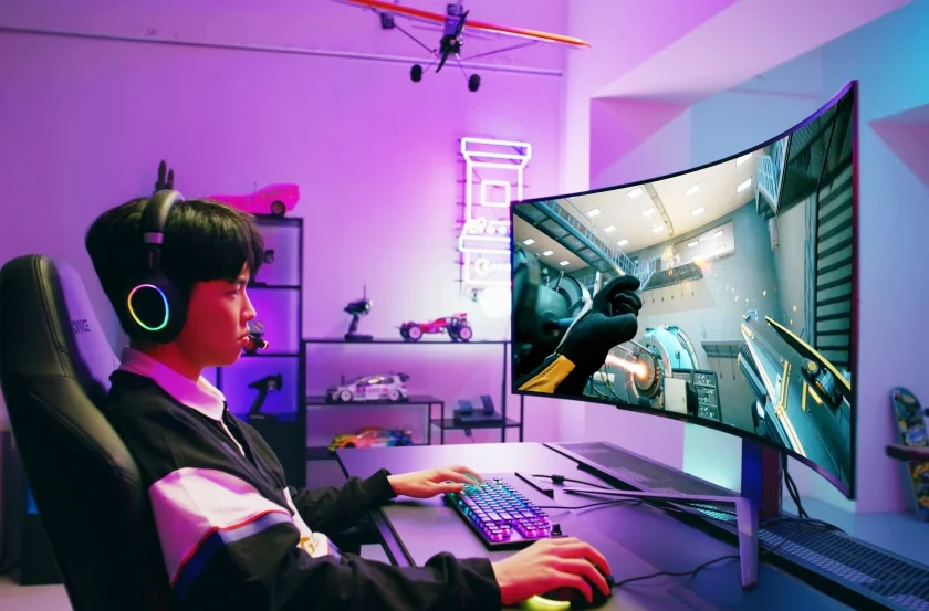 LG전자가 세계 최초로 올레드와 240Hz 고주사율을 모두 갖춰 게이밍 경험을 극대화하는 올레드 게이밍 모니터를 출시한다. 프로게이머 쵸비(Chovy, 젠지 이스포츠 소속)가 45형 LG 울트라기어 올레드 커브드 모니터 신제품으로 게임을 즐기고 있다. LG전자가 세계 최초로 올레드와 240Hz 고주사율을 모두 갖춰 게이밍 경험을 극대화하는 올레드 게이밍 모니터를 출시한다. 프로게이머 쵸비(Chovy, 젠지 이스포츠 소속)가 45형 LG 울트라기어 올레드 커브드 모니터 신제품으로 게임을 즐기고 있다.
