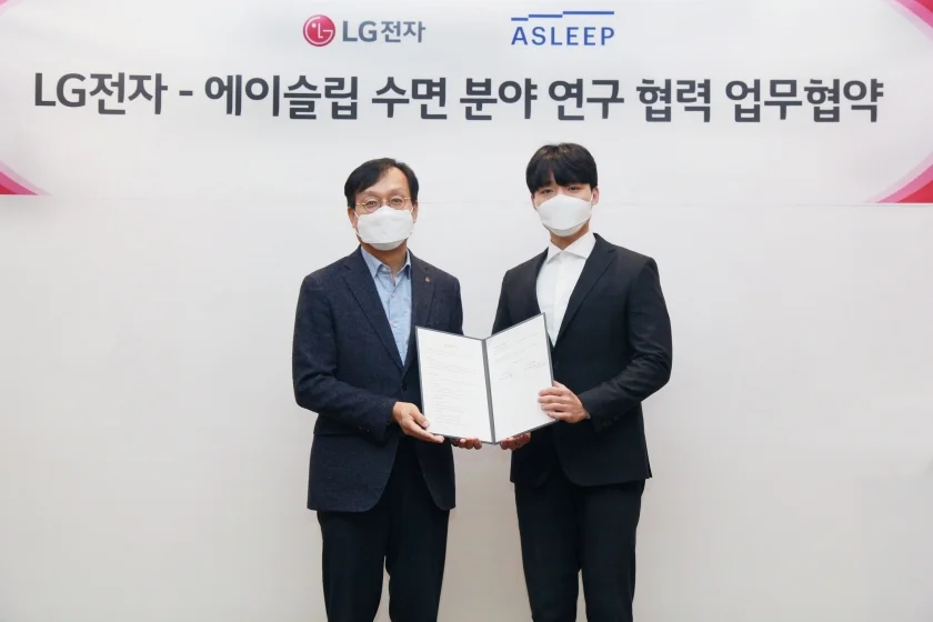 LG전자가 수면 진단 전문 슬립테크(sleep-tech) 기업 에이슬립과 손잡고 고객의 수면 상태에 최적화된 맞춤형 차세대 스마트 가전 개발에 나선다. 23일 서울 금천구에 위치한 LG전자 가산R&D캠퍼스에서 LG전자 H&A연구센터장 오세기 부사장(사진 왼쪽), 에이슬립 이동헌 대표가 참석한 가운데 ‘수면 분야 연구 협력’을 위한 업무협약(MOU)을 체결했다.