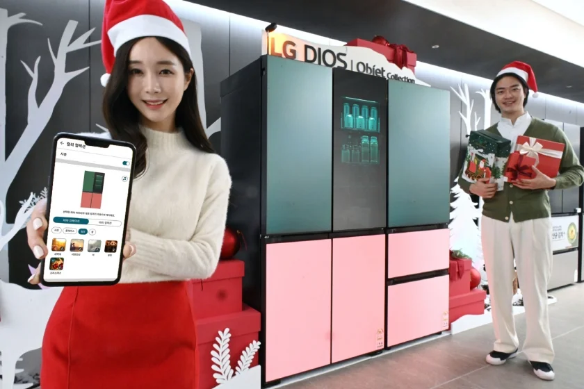 LG전자가 내달 말까지 서울 대치본점, 서초본점, 강북본점, 인천 송도본점, 경기 수원본점을 비롯한 전국 LG베스트샵 주요 매장에 무드업 냉장고의 크리스마스 모드를 적용한 ‘무드업 크리스마스 체험존’을 운영한다. LG전자 모델들이 LG베스트샵 서초본점에서 디오스 오브제컬렉션 무드업을 체험하고 있다.