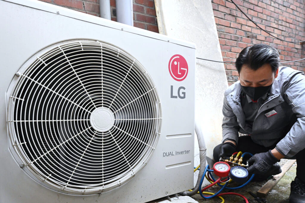  LG전자가 모두의 더 나은 삶을 위한 ESG 경영의 일환으로 사회복지시설에서 LG가전을 더욱 편리하게 사용할 수 있도록 ‘찾아가는 서비스’를 실시하고 있다.