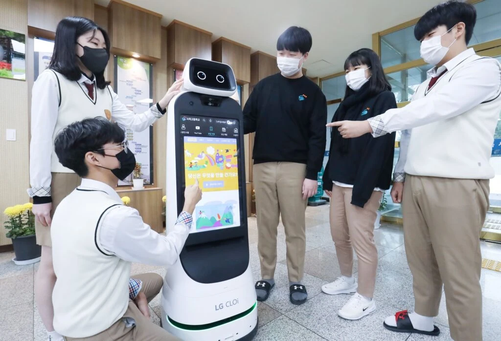 LG전자가 초∙중∙고등학교에 학생들의 디지털 교육을 위해 LG 클로이 가이드봇을 공급한다. 경북 구미시 사곡고등학교에서 학생들이 LG 클로이 가이드봇을 체험하고 있다. LG전자가 초∙중∙고등학교에 학생들의 디지털 교육을 위해 LG 클로이 가이드봇을 공급한다. 경북 구미시 사곡고등학교에서 학생들이 LG 클로이 가이드봇을 체험하고 있다.