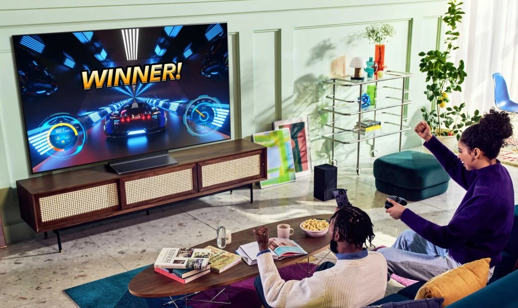 LG 올레드 에보가 글로벌 유력 매체로부터 '올해 최고 TV'로 연이어 선정됐다. 미국 고객이 LG 올레드 에보를 살펴보고 있다.