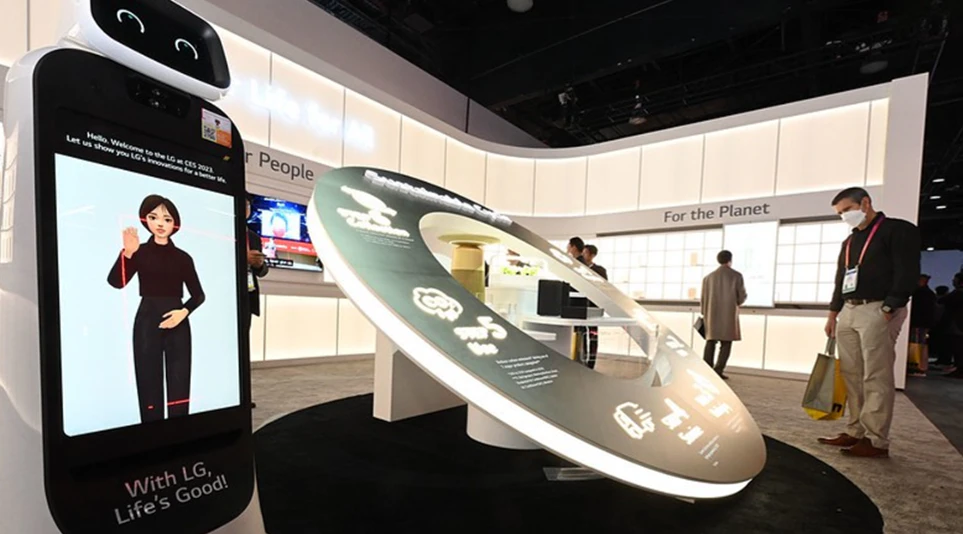 디지털 휴먼 수어 서비스를 제공하는 LG 클로이와 CES 2023 LG전자 ESG존 전경