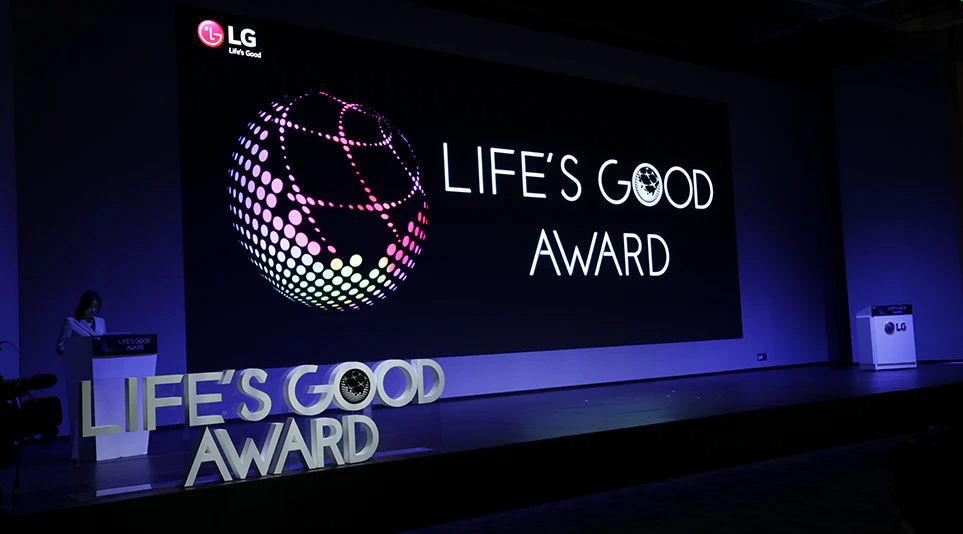 사회와 지구를 위한 혁신 솔루션을 공유, '라이프스굿'이라는 LG전자 가치와 ESG 경영 비전을 전파한다. LG전자가 서울 마곡 LG 사이언스파크에서 대면으로 진행한 ‘라이프스굿 어워드’ 컨퍼런스의 전경. 보랏빛 조명이 가득한 발표회장