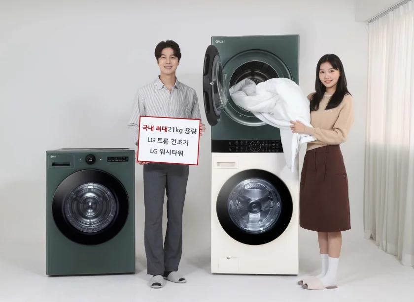 LG전자가 많은 양의 빨래와 부피가 큰 이불을 한 번에 건조할 수 있는 국내 최대 21kg 용량의 LG 트롬 건조기와 트롬 워시타워를 이달 중 출시한다. 모델들이 트롬 건조기(사진 왼쪽)와 원바디 세탁건조기 워시타워 신제품을 소개하고 있다.