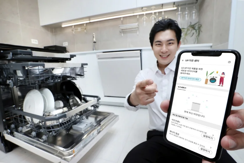 LG전자가 UP가전 식기세척기에 전기사용량과 소음이 확 줄어드는 차별화된 고객경험을 제공하는 신기능 업그레이드를 17일부터 시작한다. 고객은 LG 씽큐(LG ThinQ) 앱의 UP가전 센터에서 원하는 기능을 손쉽게 추가할 수 있다. LG전자가 UP가전 식기세척기에 전기사용량과 소음이 확 줄어드는 차별화된 고객경험을 제공하는 신기능 업그레이드를 17일부터 시작한다. 고객은 LG 씽큐(LG ThinQ) 앱의 UP가전 센터에서 원하는 기능을 손쉽게 추가할 수 있다.