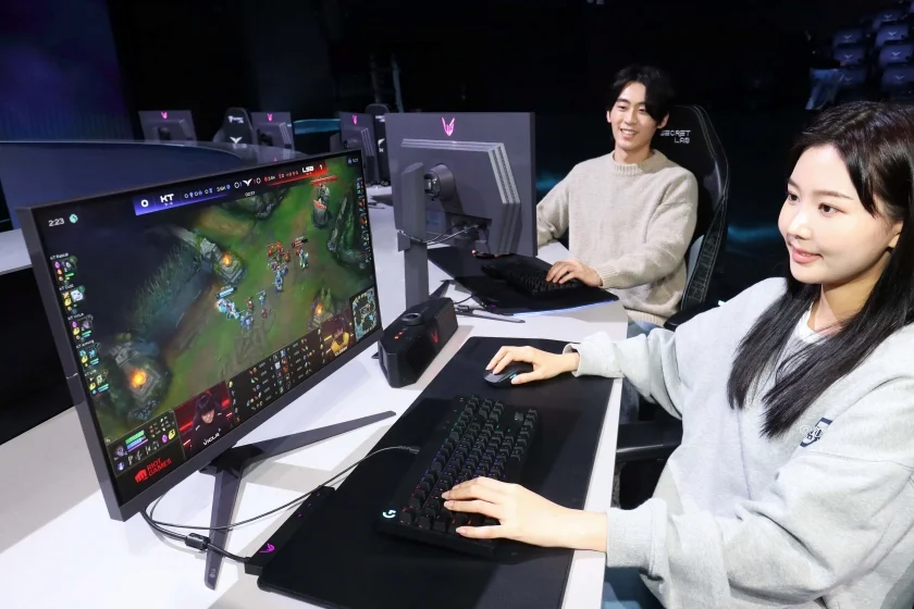 모델들이 '리그 오브 레전드'의 국내 리그(LCK)와 유럽 리그(LEC)의 공식 모니터로 선정된 LG 울트라기어 게이밍모니터 신제품을 체험하고 있다. 모델들이 '리그 오브 레전드'의 국내 리그(LCK)와 유럽 리그(LEC)의 공식 모니터로 선정된 LG 울트라기어 게이밍모니터 신제품을 체험하고 있다.